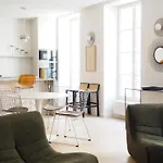Beautiful bright apartment near Champs Elysées